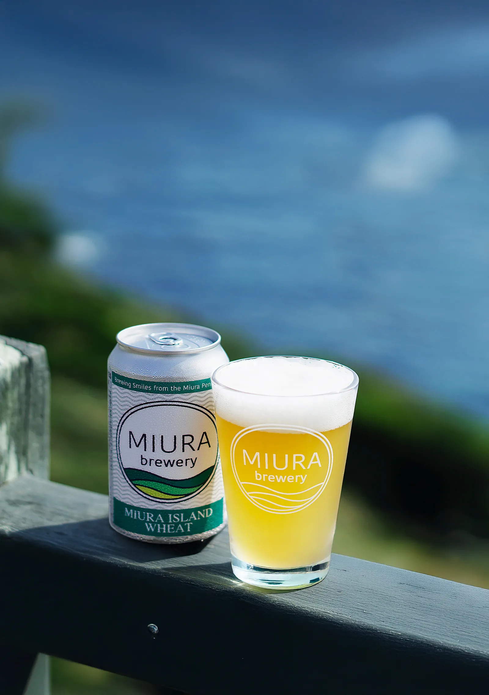 缶とグラスに入ったビール イメージ