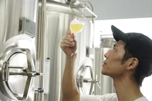 ビールの仕上がりを確認している男性 イメージ