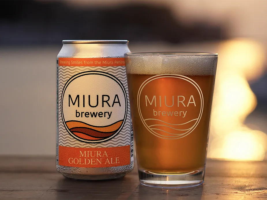 缶とグラスに入ったビール イメージ