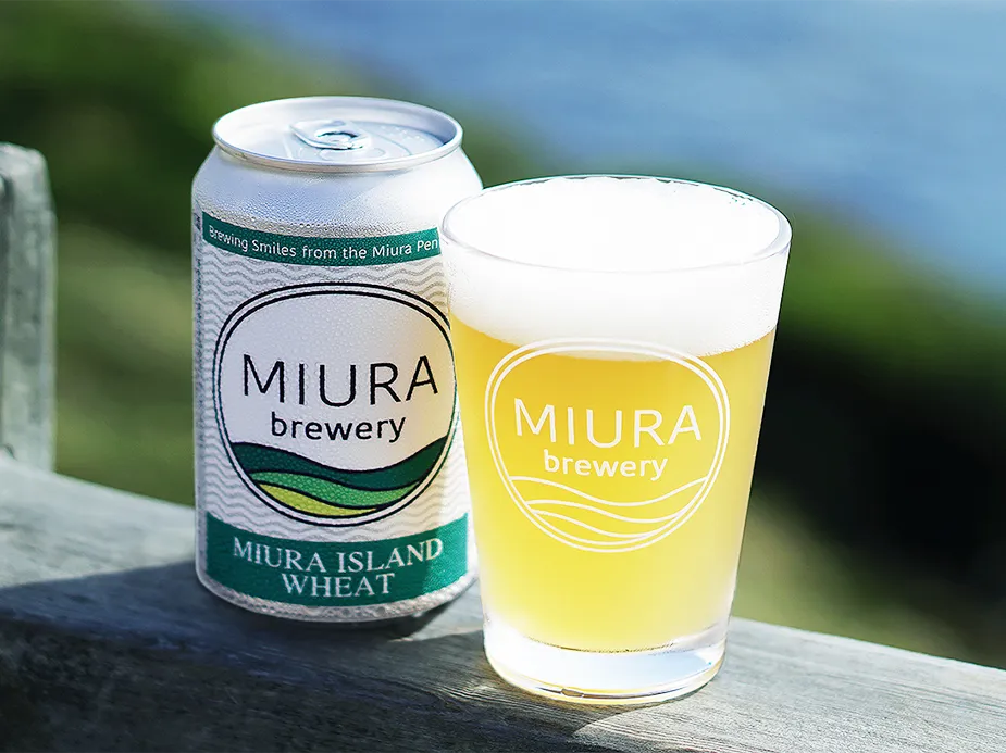 缶とグラスに入ったビール イメージ