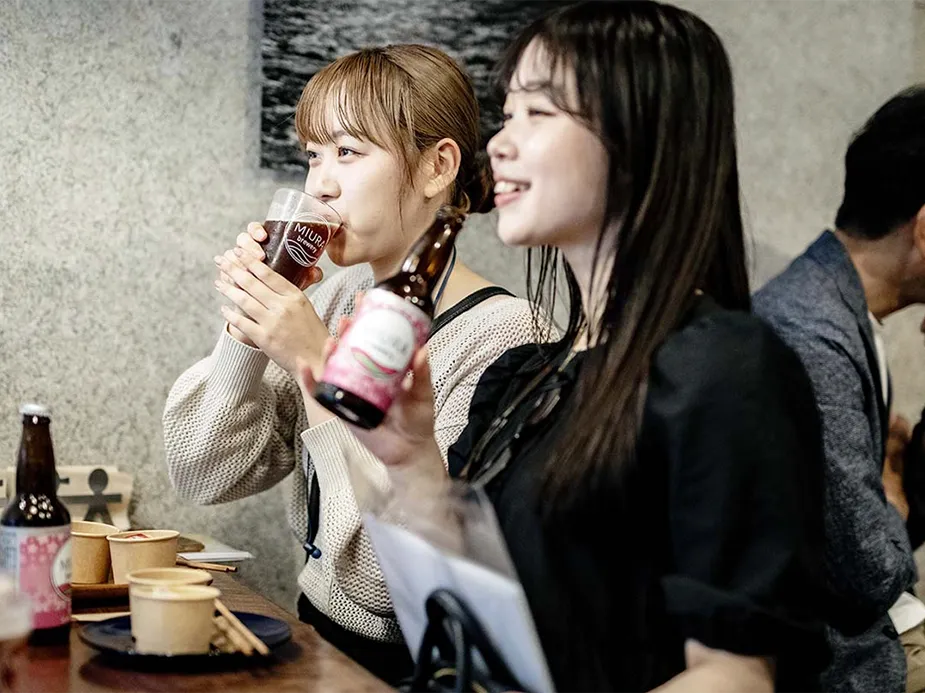 ビールを飲む２人の女性 イメージ